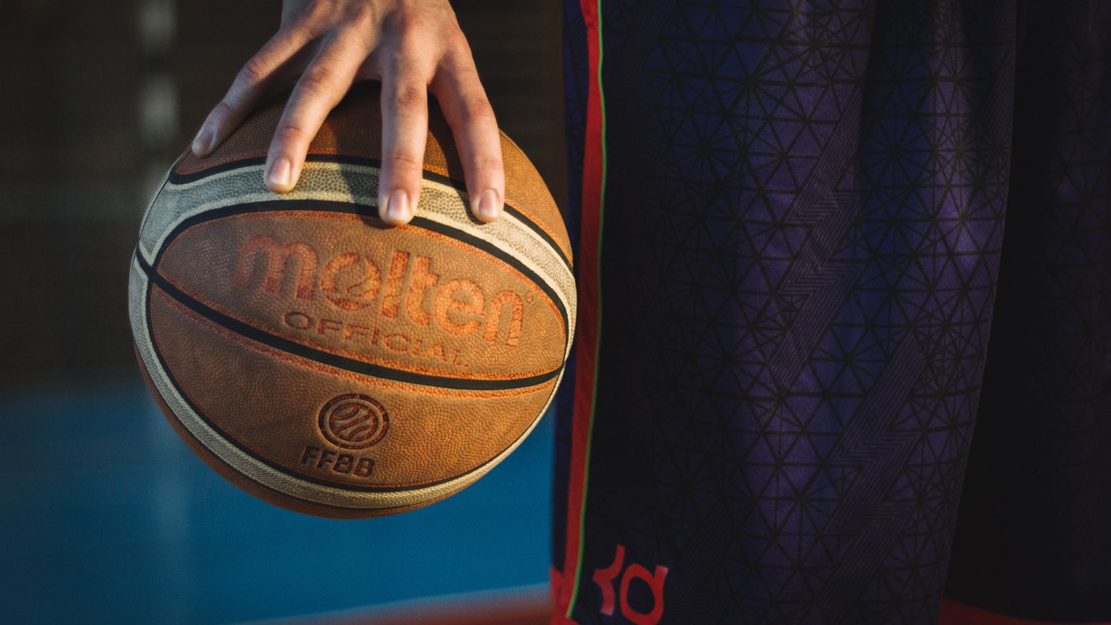 palla da basket con una mano