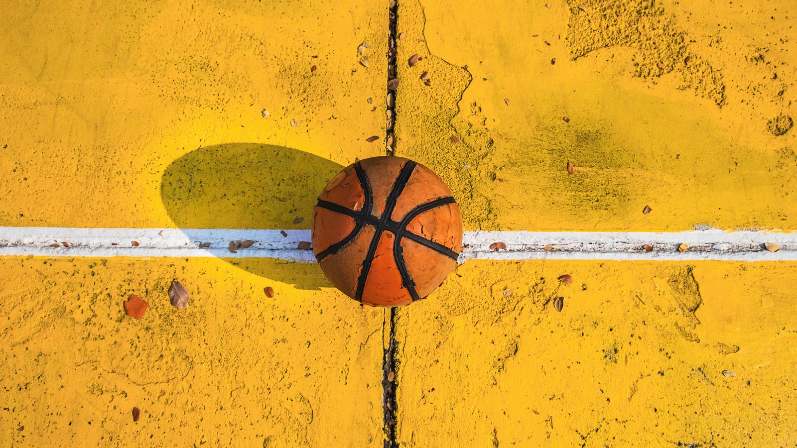 palla da basket a centrocampo